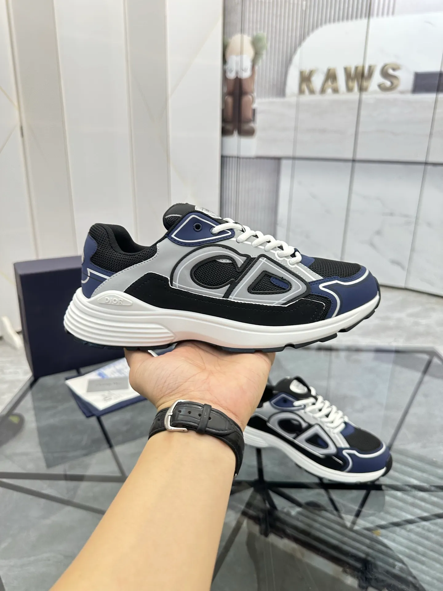 Men's shoes: 💰P400¥ Available in Guangzhou Product trademark: Dior* "Dior*" low-top casual shoes Regular size: 35-46 (can be customized to 47) Couple style Product materials: Upper imported cowhide stitched with original fabric, breathable lining, ultra-light foam original outsole. No.: 007